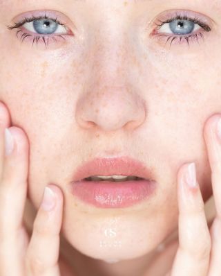 Chcete uvolněný a zářivý vzhled? ✨ To je příslib gelových třpytek na oku! Hydratační, chrání a zklidňující, pečuje o...